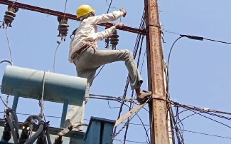 मानसून से निपटने को फील्ड में उतरे बिजली बोर्ड कर्मचारी,उपकरणों को बदलने के साथ खंभों की चैकिंग