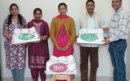 अनुवर्ती कार्यक्रम के तहत पात्र युवतियों को बांटी सिलाई मशीनें, स्वरोजगार से दिखाई आत्मनिर्भरता की  राह