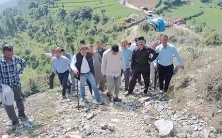 शिलाई के चांदपुरधार में पर्यटन की संभावनाओं को तलाशने 8 कि.मी की पैदल यात्रा पर निकले उद्योग मंत्री हर्षवर्धन चौहान