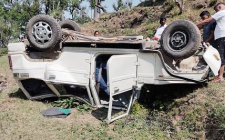 अनियंत्रित होकर खाई में गिरी बोलेरो गाड़ी,हादसे में एक महिला की मौत,चार लोग गंभीर रूप से घायल