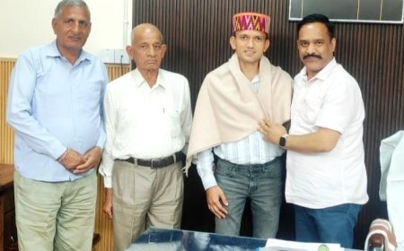 नरदेव सिंह कंवर ने पैरामोटर पायलट राहुल गढ़वाल को किया सम्मानित  