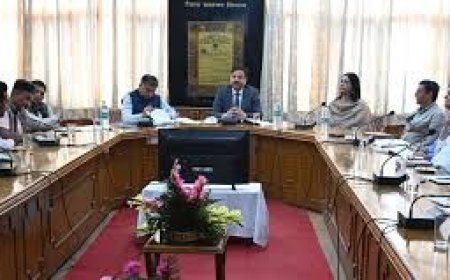 सेब सीजन को लेकर उपायुक्त शिमला की बागवानों व संबंधित अधिकारियों से बैठक कर व्यवस्थाओं का लिया जायजा  