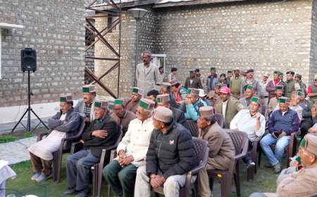 राजस्व मंत्री ने किन्नौर की सीमावर्ती पंचायत छितकुल के नित्थल थाच में राजस्व मंत्री ने भारतीय सेना व स्थानीय मुद्दों पर चर्चा की