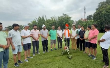 मॉर्निंग जॉगर्स की टीम को रोटरी क्लब के अध्यक्ष ने घास कटर मशीन की भेंट