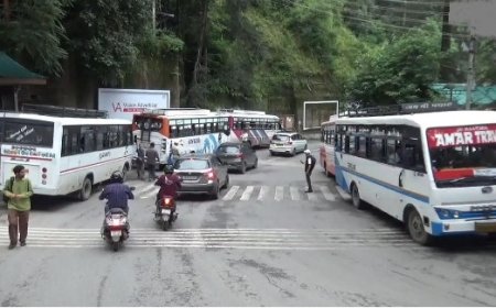 निजी बस दुर्घटनाग्रस्त होने के बाद हरकत में आया परिवहन विभाग,RTO ने मौके पर जाकर किये चालान  