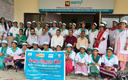 आरसेटी ने महिलाओं को पेपर कवर और लिफाफे बनाना सिखाया 