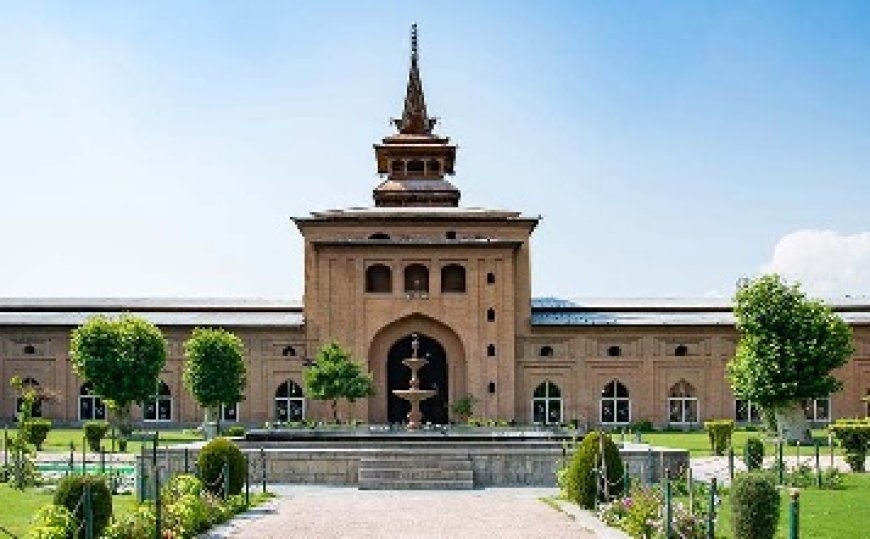 जम्मू कश्मीर में अधिकारियों ने शहर की ऐतिहासिक जामिया मस्जिद में ईद की नमाज अदा करने की नहीं दी अनुमति