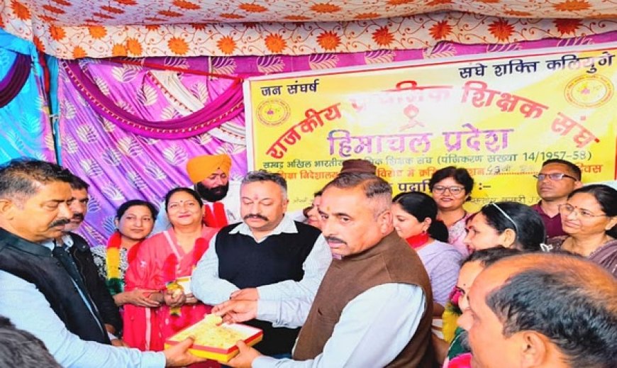 शिक्षा मंत्री के साथ बैठक करने के बाद प्राथमिक शिक्षक संघ ने क्रमिक अनशन किया खत्म