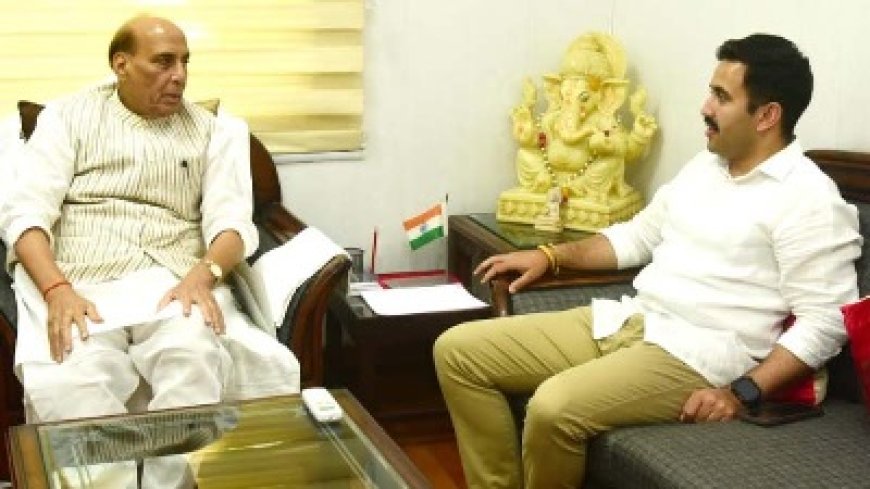 लोक निर्माण मंत्री विक्रमादित्य सिंह ने दिल्ली में केन्द्रीय रक्षा मंत्री राजनाथ सिंह से की भेंट