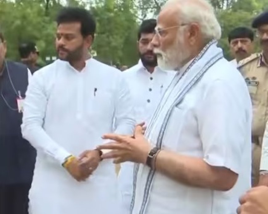 अहमदाबाद में हुई विमान दुर्घटना के घटनास्थल का जायजा लेने पहुंचे पीएम मोदी, घटना में अब तक 265 लोगों की मौत