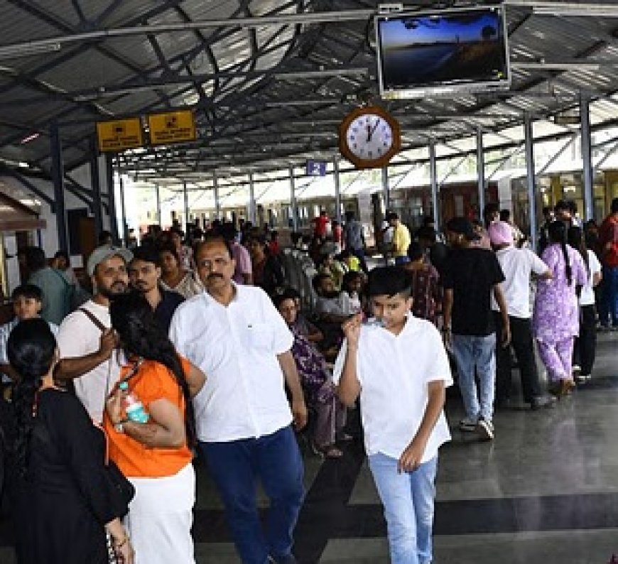 शिमला रेलवे स्टेशन पर 13 दिन के बाद पांच पैक होकर पहुंचीं ट्रेनें,2000 से अधिक यात्रियों ने किया सफर
