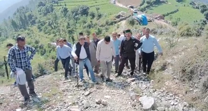 शिलाई के चांदपुरधार में पर्यटन की संभावनाओं को तलाशने 8 कि.मी की पैदल यात्रा पर निकले उद्योग मंत्री हर्षवर्धन चौहान
