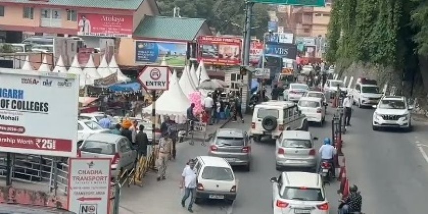 शिमला में भी बड़ी संख्या में पहुंच रहे पर्यटक,शहर की सड़कों पर ट्रैफिक जाम की बढ़ी समस्या