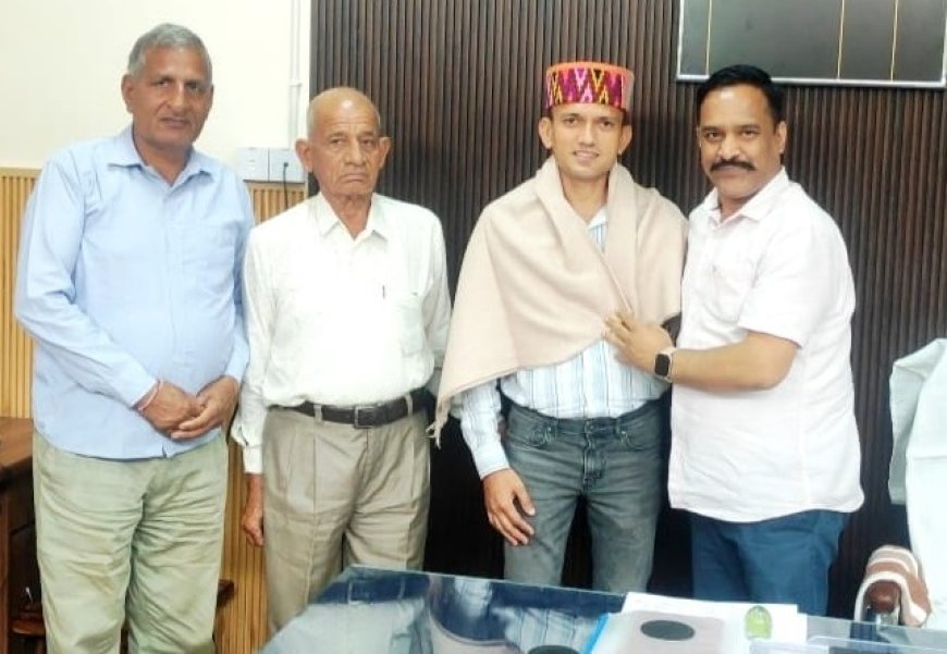 नरदेव सिंह कंवर ने पैरामोटर पायलट राहुल गढ़वाल को किया सम्मानित