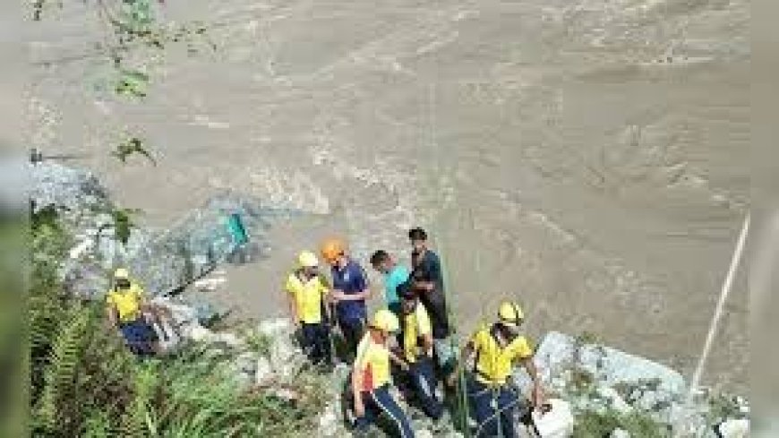 अनियंत्रित हो कर अलकनंदा में समाई मिनी बस , 19 यात्री थे सवार , दो शव बरामद , रेस्कयू ऑपरेशन जारी  