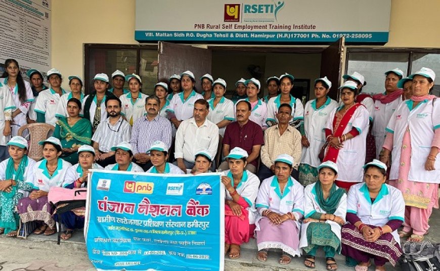 आरसेटी ने महिलाओं को पेपर कवर और लिफाफे बनाना सिखाया