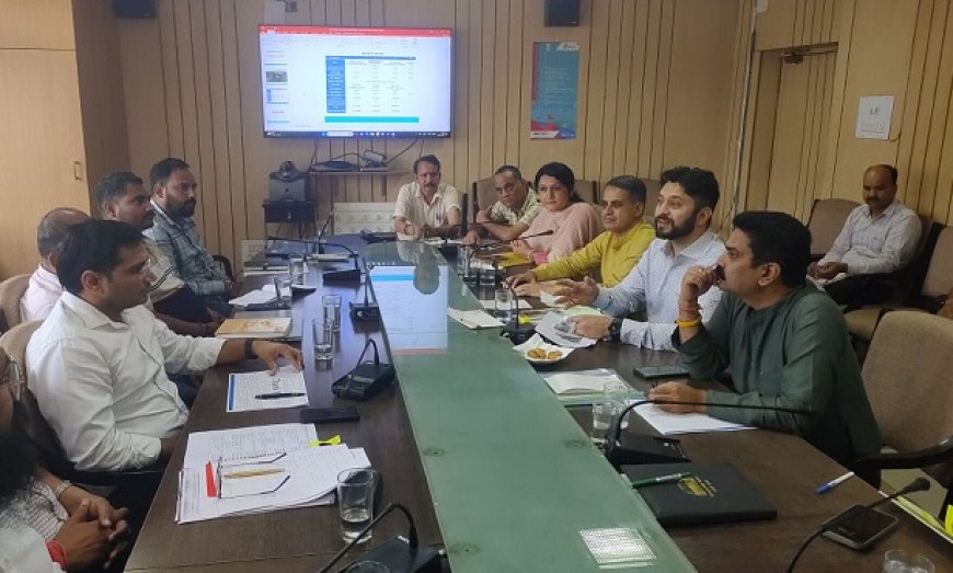उपायुक्त ने एनएच-70 का निर्माण कर रही कंपनी व मॉर्थ को हेल्पलाईन नंबर जारी करने के दिए निर्देश