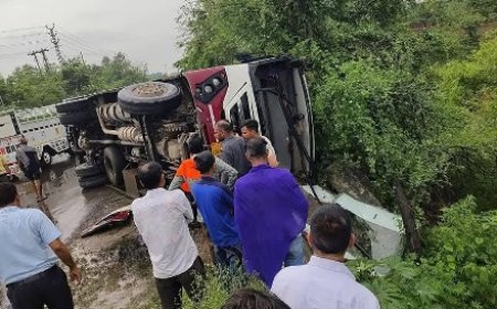 अनियंत्रित होकर सड़क से नीचे पलटी एचआरटीसी की बस, कई यात्री घायल