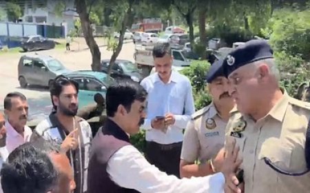 बिलासपुर में धरना प्रदर्शन के दाैरान पूर्व विधायक बंबर ठाकुर की पुलिस अधिकारियों के साथ धक्का-मुक्की