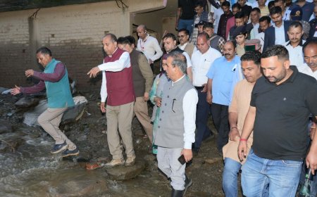 मुख्यमंत्री और नेता प्रतिपक्ष ने आपदा प्रभावित थुनाग बाजार का निरीक्षण किया