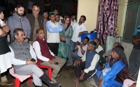 सीएम सुक्खू ने बीती रात सराज विधानसभा क्षेत्र के आपदा प्रभावित लोगों के साथ थुनाग विश्राम गृह में बिताई रात 