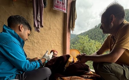 चिकित्सकों ने 28 किलोमीटर पैदल चलकर वृद्ध मरीज को दी जरूरी चिकित्सा सेवा