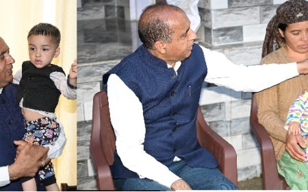 आपदा में मां-पापा व दादी को खो चुकी मासूम नीतिका को जयराम ठाकुर ने दुलारा, बोले बिटिया को नहीं होने देंगे कोई समस्या 