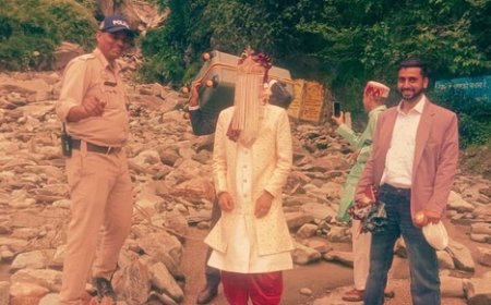 सड़क पर भारी मलबा और पत्थर आने से दूल्हा और बरातियों ने पंडोह नाला में वाहनों में बैठकर बिताई रात
