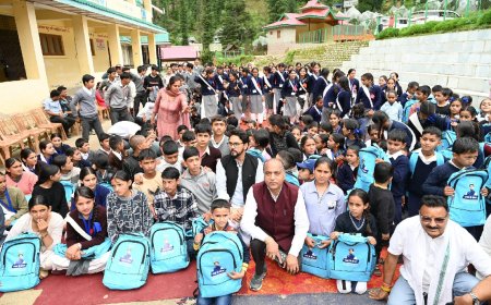 जयराम ठाकुर व  सांसद अनुराग ठाकुर ने आपदा प्रभावित क्षेत्रों का दौरा कर प्रभावितों को बांटी राहत सामग्री