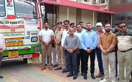 मंडी के बाढ़ प्रभावितों के लिए ऊना से राहत सामग्री रवाना,उपायुक्त ने दिखाई हरी झंडी