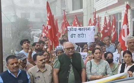 NHAI कार्यालय के बाहर गरजे फोरलेन प्रभावित, NHAI और फोरलेन निर्माण कंपनी पर फूटा गुस्सा 