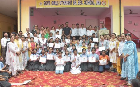 अपना विद्यालय पहल के तहत गोद लिए स्कूल पहुंचे डीसी , 42 मेधावियों को किया सम्मानित , छात्राओं को दिए सफलता के सूत्र