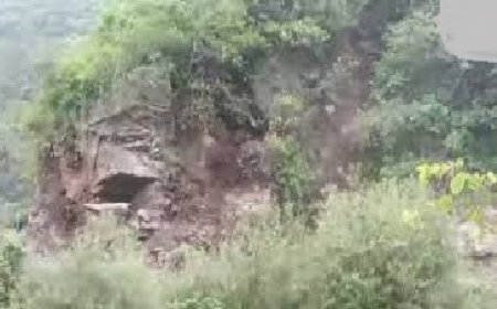 सोलन वाकनाघाट ममलीग रोड़ गरू के पास भारी भूस्खलन के चलते मार्ग बंद 