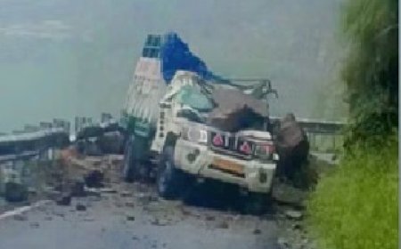 प्रदेश में जगह-जगह भूस्खलन की घटनाएं घटित,चलती गाड़ी पर गिरीं चट्टानें, दो घायल