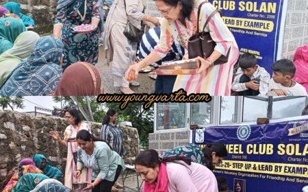 इनरव्हील क्लब ने झुग्गी में रहने वाले लोगों के साथ मनाया अन्नपूर्णा दिवस , वितरित किया भोजन 