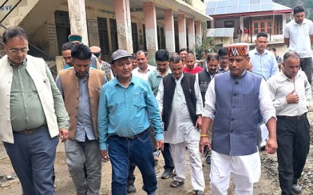 राजस्व मंत्री ने सराज के आपदा प्रभावित क्षेत्रों में प्रभावितों से मुलाकात कर नुकसान का लिया जायजा