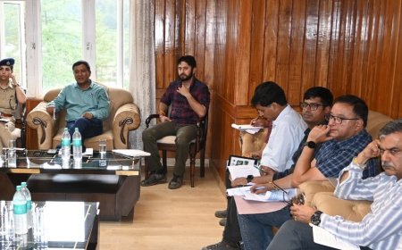 राजस्व मंत्री ने थुनाग में की आपदा प्रभावित क्षेत्रों में जारी राहत एवं पुनर्निर्माण कार्यों की समीक्षा