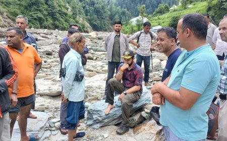 आपदा प्रभावित क्षेत्रों में राहत कार्यों का जायजा लेने सुराह व खुनागी में पैदल पहुंचे उपायुक्त