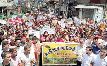 प्रसिद्ध धार्मिक स्थल बिजली महादेव के खराहल घाटी में लग रहे रोप-वे के विरोध में लोगों ने डीसी कार्यालय तक निकाली रैली 