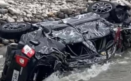 अनियंत्रित होकर पब्बर नदी में गिरी कार,हादसे में एक युवक लापता, एक IGMC रैफर