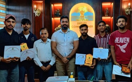 सराहनीय पहल :युवाओं ने रोपे 250 पौधे, उपायुक्त जतिन लाल ने किया सम्मानित