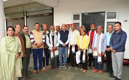 आपदा प्रभावितों के लिए आगे आने वाले दानी सज्जनों का आभार , जयराम ठाकुर ने प्रभावित क्षेत्र का दौरा कर पीड़ितों को बांटा चेक