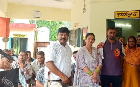 प्रधान ग्राम पंचायत विजय ठाकुर दीद बगड़ ने सिरमौरी ताल में स्कूली बच्चों को बांटे ट्रैक सूट 