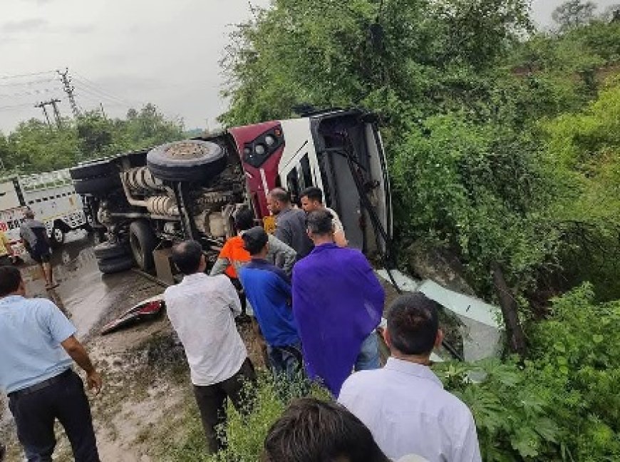 अनियंत्रित होकर सड़क से नीचे पलटी एचआरटीसी की बस, कई यात्री घायल