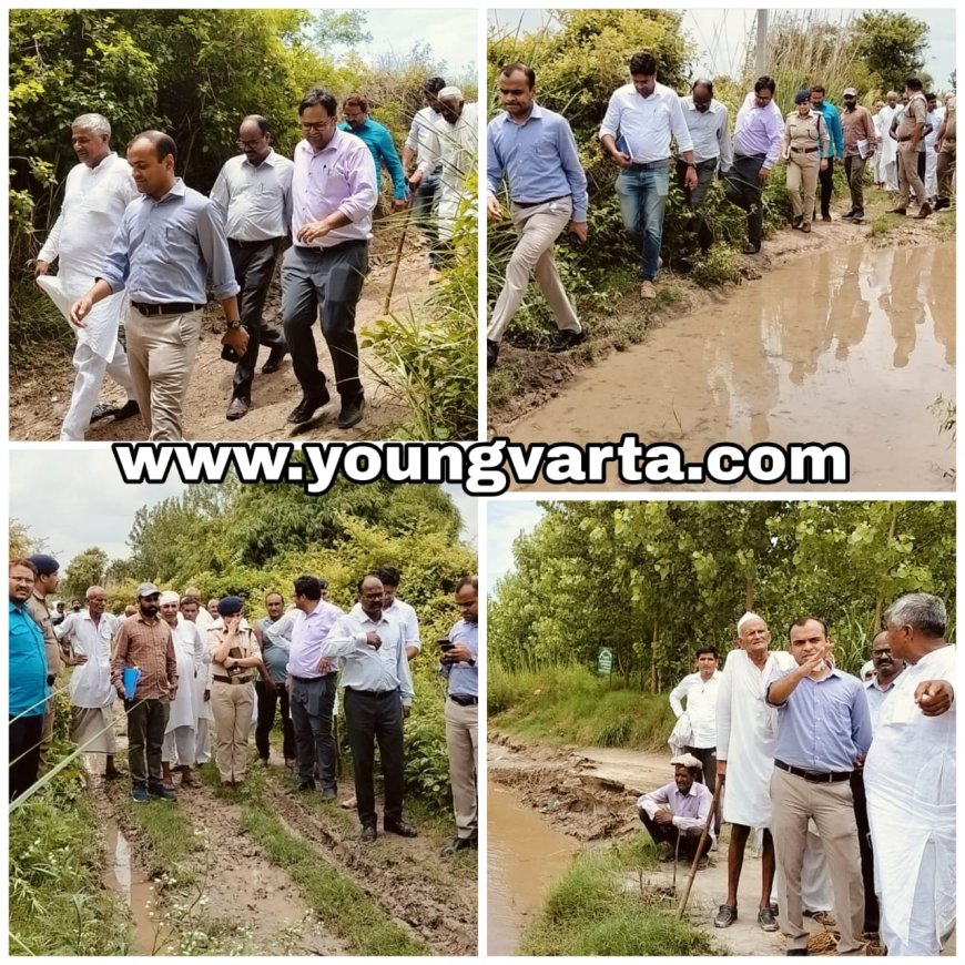 कीचड़ भरे और ऊबड़-खाबड़ रास्तों पर पैदल चलकर सोलानी तटबन्ध का  जिलाधिकारी ने किया निरीक्षण 