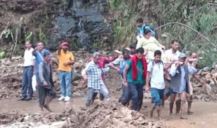 एसडीआरएफ के जवानों ने स्थानीय लोगों की मदद से मंडी के परवाड़ा से दो गर्भवती महिलाओं को किया रेस्क्यू 