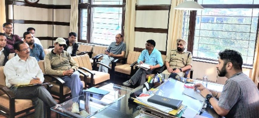 जंजैहली से थुनाग सड़क को बहाल करने के लिए युद्ध स्तर पर किया जा रहा कार्य : उपायुक्त