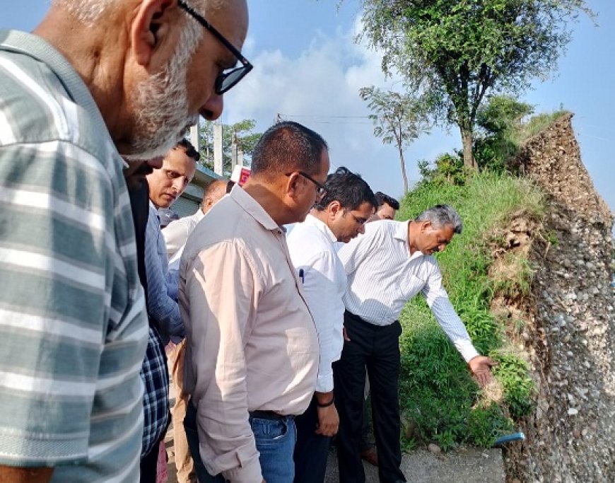 डीसी, एसडीएम और अन्य अधिकारियों सहित टौणी देवी से अवाह देवी तक हाईवे के कार्य का निरीक्षण