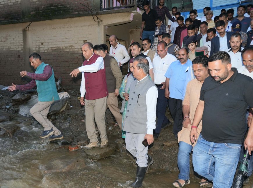 मुख्यमंत्री और नेता प्रतिपक्ष ने आपदा प्रभावित थुनाग बाजार का निरीक्षण किया