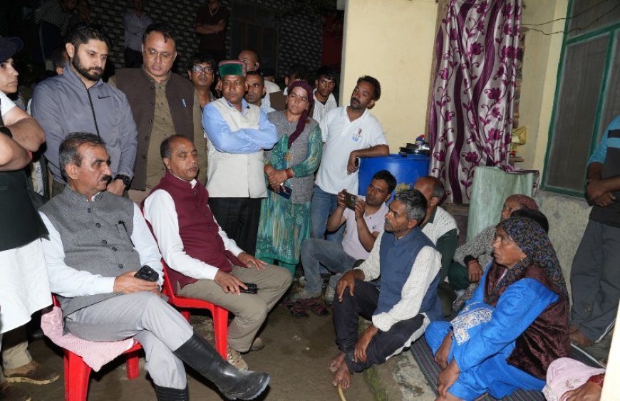 सीएम सुक्खू ने बीती रात सराज विधानसभा क्षेत्र के आपदा प्रभावित लोगों के साथ थुनाग विश्राम गृह में बिताई रात